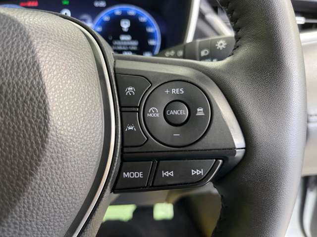 【レーダークルーズコントロール】高速道路での長距離走行が楽に！！自動で速度を保つクルーズコントロールが、衝突軽減システムと連携し、前方の車両を感知して車間を保つように速度調節してくれます！！