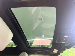 【パノラマルーフ】大型のガラスルーフ搭載で車内の解放感が一気にアップ！開放的なドライブをお楽しみいただけます。
