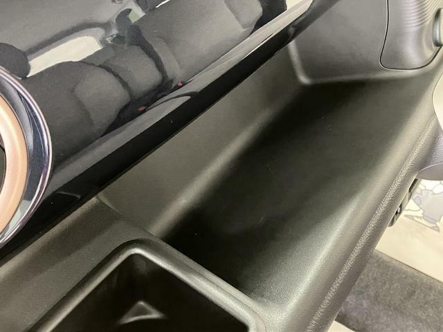 助手席前に薄型のBOXティッシュを置くことができます。運転席からでも手が届き、使い勝手◎