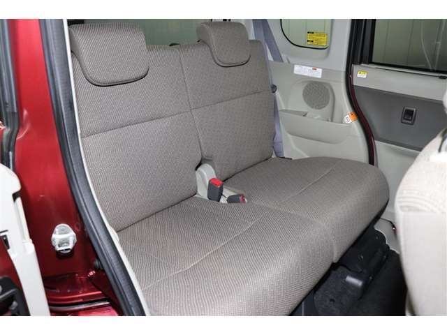後席シートは分割可倒式。乗せる荷物や乗車人数に合わせて片側ずつ倒すことが出来ます。