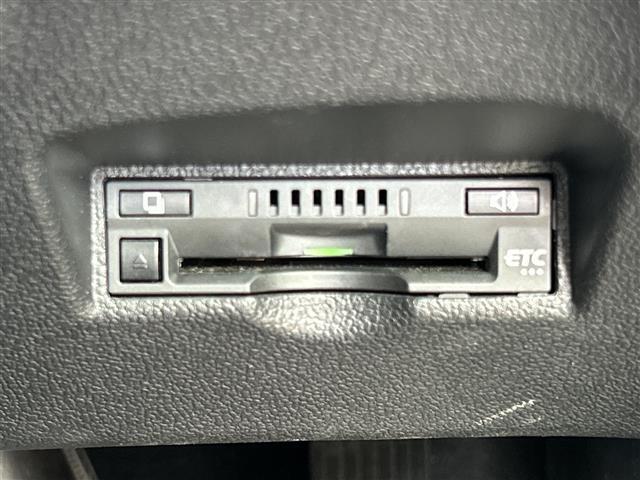 【ETC】有料道路を利用する際に料金所で停止することなく通過できる、ETC車載器（ノンストップ自動料金収受システム機器）が装備されています。セットアップを行うことで利用可能になります。
