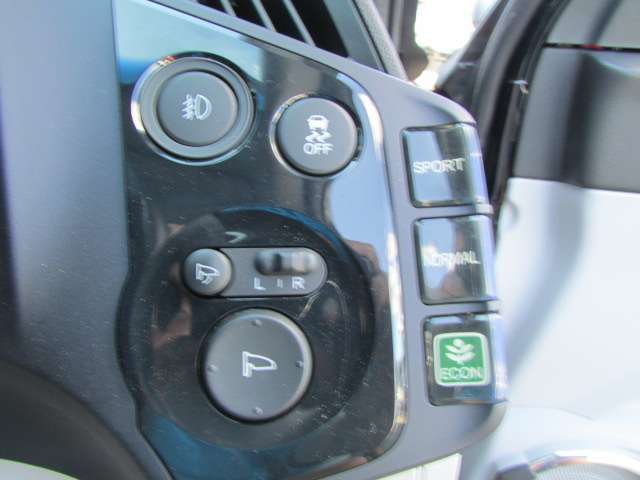 総額表示義務化に伴い点検整備費用は『車両本体価格に含まれております』『国家整備士』により『陸運支局認証の自社特定認証工場』にて整備＆検査を実施！『コンピューター自己診断機』も全車実施しております。