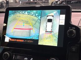 【パノラミックビューモニター】専用のカメラにより、上から見下ろしたような視点で360度クルマの周囲を確認することができます☆死角部分も確認しやすく、狭い場所での切り返しや駐車もスムーズに行えます。