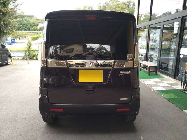 スモークガラス越しでも明るくハッキリと点灯して後続車にブレーキングを伝えるハイマウントストップランプ＆リヤワイパー付きです。