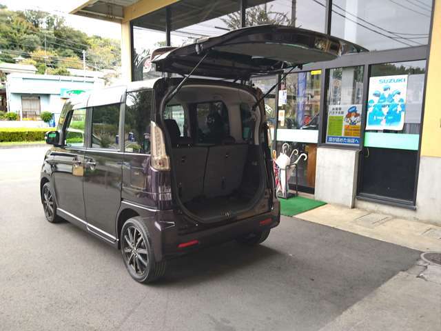 バックドア跳ね上げ式で雨の日も安心して荷下ろしができます。