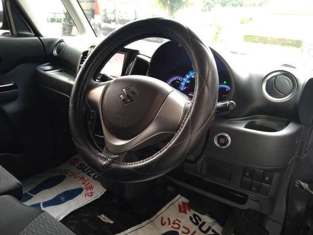 前方向からの衝撃時にセンサーが一定以上の衝撃を感知するとSRSエアバックが瞬時に膨張・収縮。シートベルトの効果と合わせて、前席に乗る人の頭や胸への衝撃を緩和します。