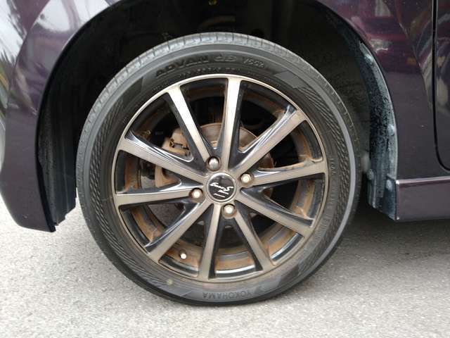 アルミホイールサイズは165/55R15です。