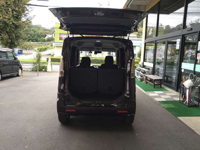 広くあいて荷下ろし楽々です。