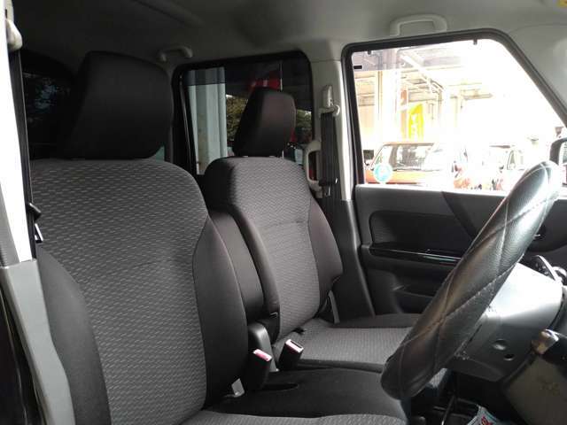 座り心地と手触りにこだわって仕立てたシートはまるでリビングのソファーの心地よさ。体にフィットして、長時間乗っても疲れにくい形状です。