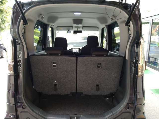 倒す、沈む、荷室が広がる。簡単操作でリヤシートを足もとスペースに格納すれば、高さと奥行きのある広々としたラゲッジスペースが現れるダイブダウンシートです。