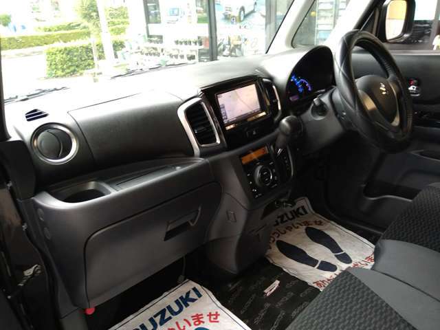 エアコンルーバーは丸型のデザインで回転させて風の吹き出し方向を調節することができます。