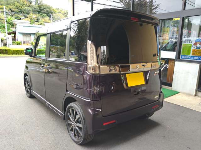 UVカットガラスとUVスモークガラスが紫外線カットしています。フロント合わせガラス、熱線吸収グリーンガラスと併せ、全面UVカット効果があります。