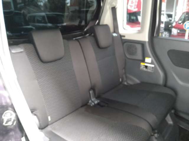 後席の居心地までしっかり考える。左右独立リヤシートスライド＆リクライニング機能付きでドライブを楽な姿勢で楽しめます。