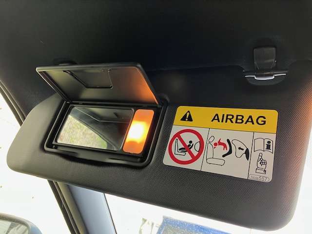 助手席側サンバイザーの画像です