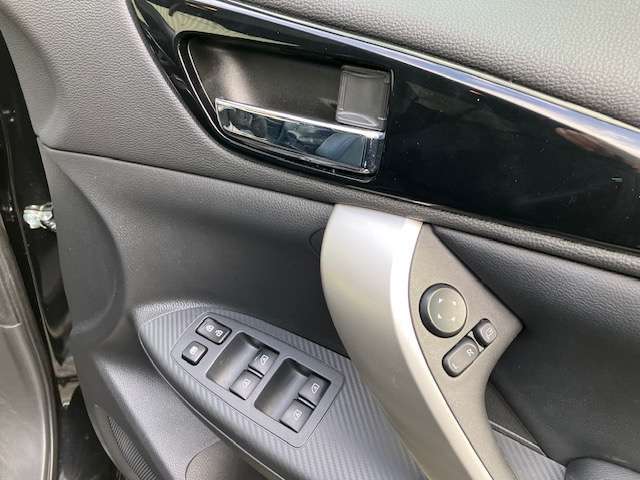 運転席ドアのスイッチの画像です