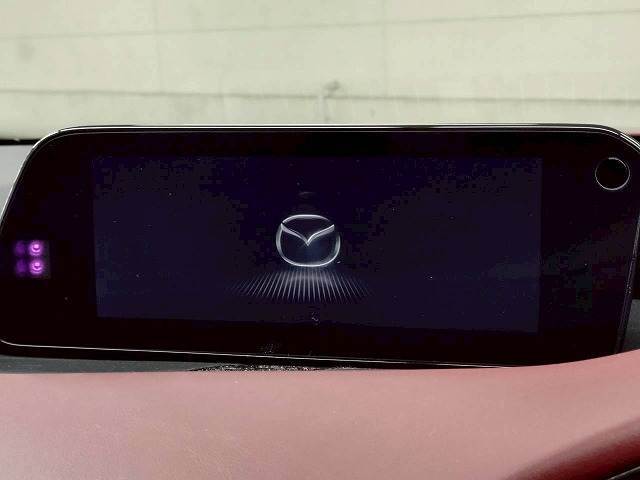 【メーカーオプションナビ】フルセグテレビやブルートゥース接続、DVD再生など多彩な機能を併せ持っており、インパネ周りがすっきりしてますね！