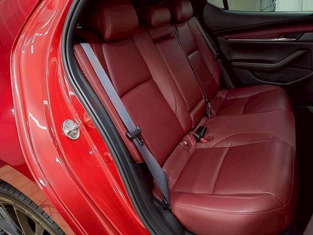 後部座席も気になるようなキズ・汚れやへたり等、大きなダメージはなく、良好な状態です。