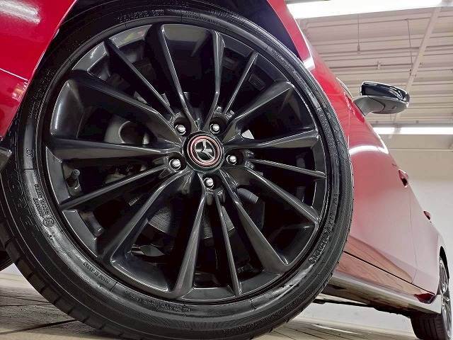 【純正アルミホイール】を装備しております。バランスのとれたアルミホイールは高速走行も安定性が高くなっております。