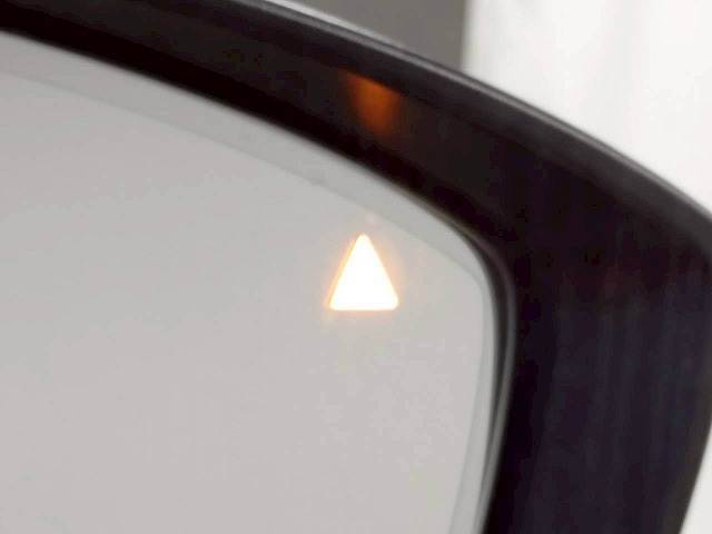 【ブラインドスポットモニター（BSM）】車線変更時に車両後方から来る車両を検知し安全をサポートする装置です。