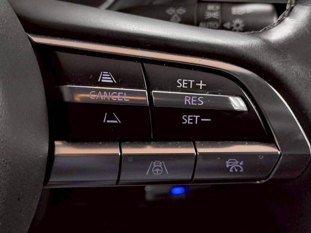 【レーダークルーズコントロール】装備車両です。レーダーやカメラを使って前を走るクルマの状況を検知して速度を調整してくれます。遠距離ドライブの高速道路などでは大活躍で疲労軽減に役立ちます。