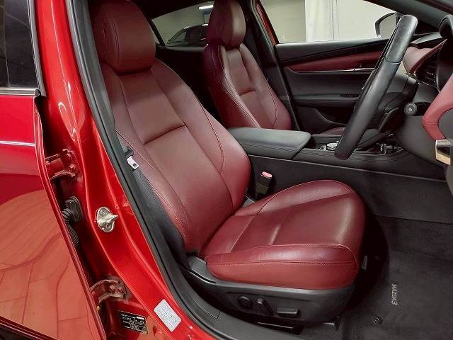 運転席シート廻りは使用感も少なく、良好な状態となっています。丁寧に使われていたことがよくわかりますね。