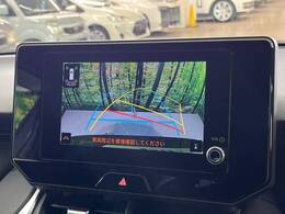 【バックカメラ】駐車時に後方がリアルタイム映像で確認できます。大型商業施設や立体駐車場での駐車時や、夜間のバック時に大活躍！運転スキルに関わらず、今や必須となった装備のひとつです！