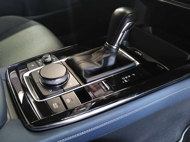【オートブレーキホールド】停車中にブレーキペダルから足を放しても、ブレーキを自動的に制御して、車両の停車状態を保持する機能です。信号待ちなどの停車時に運転者の負担を軽減します。