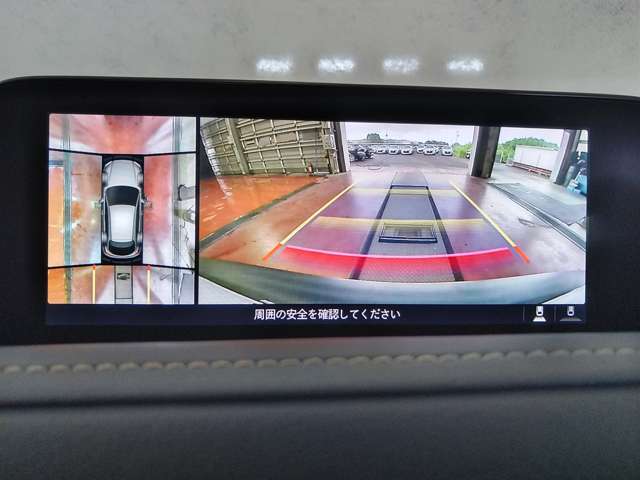 【360°ビュー・モニター】前後左右4つのカメラ映像をさまざまな走行状況に応じて切り替えてセンターディスプレイに表示することで、駐車時や狭い道でのすれ違い時、見通しの悪い交差点進入時でも安心感を高めます。