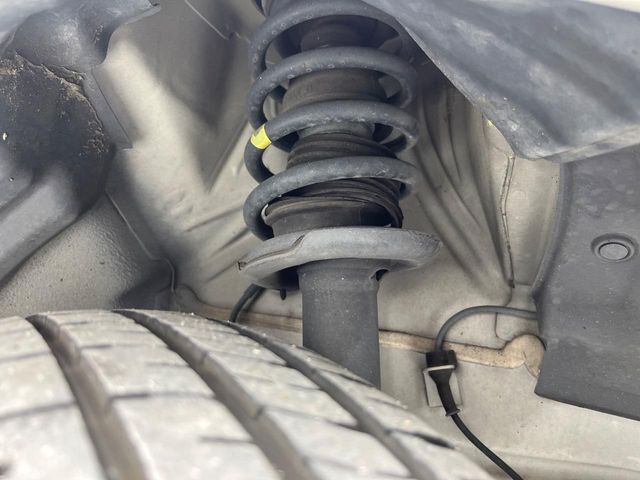 お車を安心してお乗りいただく為には、足回りの定期点検が欠かせません。サービスサポート（有償保証）では無料点検もご提供しており、安心のカーライフをお過ごしいただけるサポート体制が整っています。