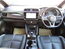 黒ベースの落ち着いたコクピット。上質感あります