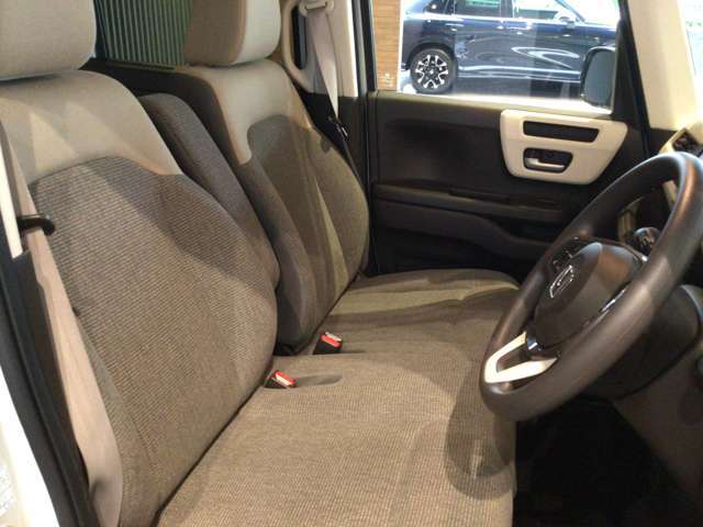 厚みがあって、座り心地のいいソファのようなシート。運転的も助手席もリラックスしてゆったりと座れます。