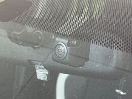 【ドライブレコーダー】安心・安全なカーライフに必須のドライブレコーダーを装備！走行中はもちろん、あおり運転や事故に遭遇した際の状況も映像で記録し、万一のリスクに備えます。