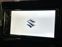 【ディスプレイオーディオ】お持ちのスマホやMP3プレイヤーとの無線接続で音楽再生が可能！コードで繋ぐわずらわしさも無く、手軽にお気に入りの音楽を楽しめます。