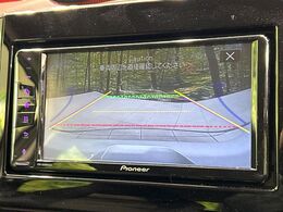 【バックカメラ】駐車時に後方がリアルタイム映像で確認できます。大型商業施設や立体駐車場での駐車時や、夜間のバック時に大活躍！運転スキルに関わらず、今や必須となった装備のひとつです！