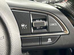 【アダプティブクルーズコントロール】高速道路での長距離走行が楽に！！自動で速度を保つクルーズコントロールが、衝突軽減システムと連携し、前方の車両を感知して車間を保つように速度調節してくれます！！