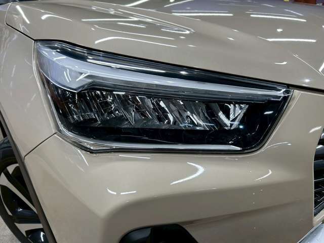 【LEDヘッドランプ】ハロゲンヘッドランプの約2倍の光量でより明るく遠くを照らし、夜間走行時の視認性を高める。さらに長寿命や、省電力も魅力。