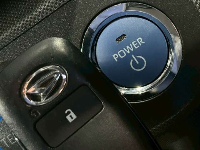 【スマートキー＆プッシュスタート】ドアハンドルを軽く握るだけでドアロックを解錠でき、施錠はドアハンドルのロックスイッチを押すだけでブレーキを踏みながらエンジンスイッチを押すだけで、エンジンが始動！