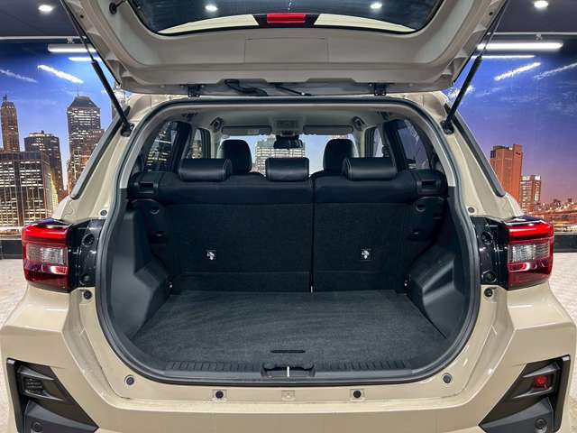 ラゲッジルームは、大容量のスペースを確保。リアシートを倒すことでバリエーション豊かに収納できます。