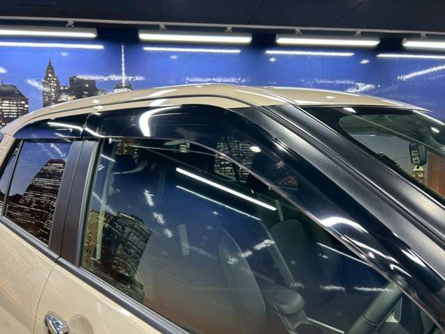 【ドアバイザー】装備です！雨が降っているときに窓を開ける場合は、ドアバイザーがあると便利です。窓の上部を少し開ける程度ならドアバイザーが雨を防ぎます☆