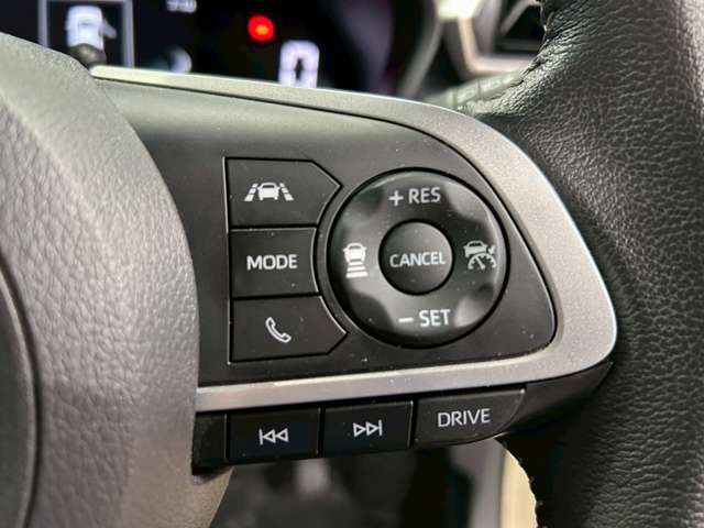 【レーダークルーズコントロール】ミリ波レーダーが車間距離を測って設定車速内で車速に比例した車間距離を保ちながら追従走行する装置で近づきすぎたときは自動でブレーキし、離れすぎたときには自動増速もする。