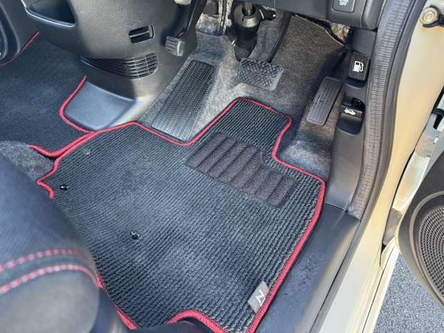 当店のクルマをご覧頂きありがとうございます。ご質問や気になる点は、フリーダイヤル【0078-6002-156211】、メールにてお気軽にお問い合わせください。スタッフ一同心よりお待ちいたしております。