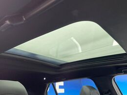 ●サンルーフ：開放感たっぷりの希少装備、サンルーフが装着されています！車内に明かりを取り入れたり景色を楽しむ以外にも、車内の空気も簡単に換気できて快適です！