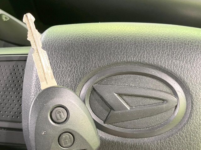 【キーレス】少し離れた場所からでもボタン一つでドアの開錠・施錠ができるのでとっても便利！ドアの鍵穴周りに傷をつけることもありません♪