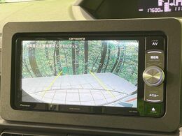 【バックカメラ】駐車時に後方がリアルタイム映像で確認できます。大型商業施設や立体駐車場での駐車時や、夜間のバック時に大活躍！運転スキルに関わらず、今や必須となった装備のひとつです！
