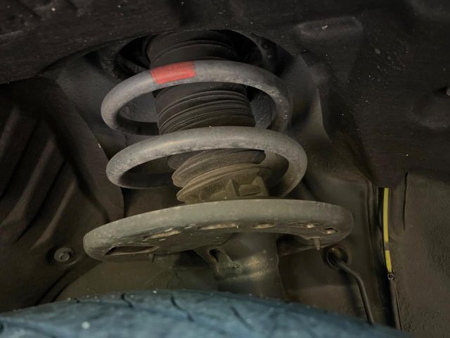 お車を安心してお乗りいただく為には、足回りの定期点検が欠かせません。サービスサポート（有償保証）では無料点検もご提供しており、安心のカーライフをお過ごしいただけるサポート体制が整っています。