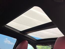 【サンルーフ】開放感たっぷりの希少装備、サンルーフが装着されています！車内に明かりを取り入れたり景色を楽しむ以外にも、車内の空気も簡単に換気できて快適です！