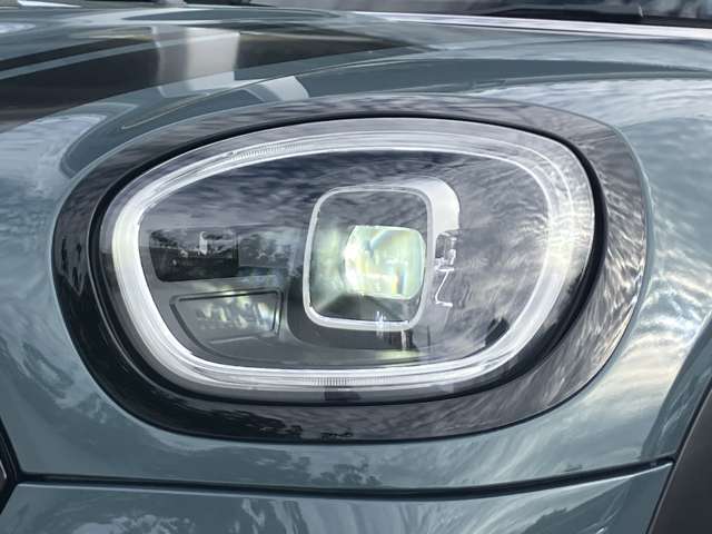 ヘッドライトリングもブラックでスポーティー！