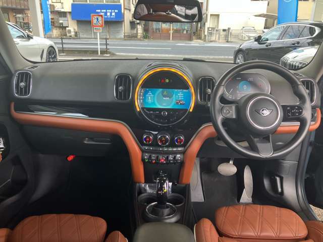 室内もモルトブラウンレザーが高級感を際立てます！モルトブラウンレザーとセージグリーンのボディカラーとのお洒落な組み合わせは必見です！