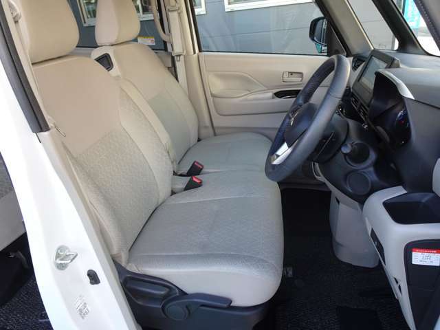 運転席も足元広々で、ゆったりと運転できます＾＾