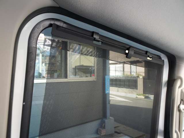 後席にはロールサンシェード！日除けもバッチリです！